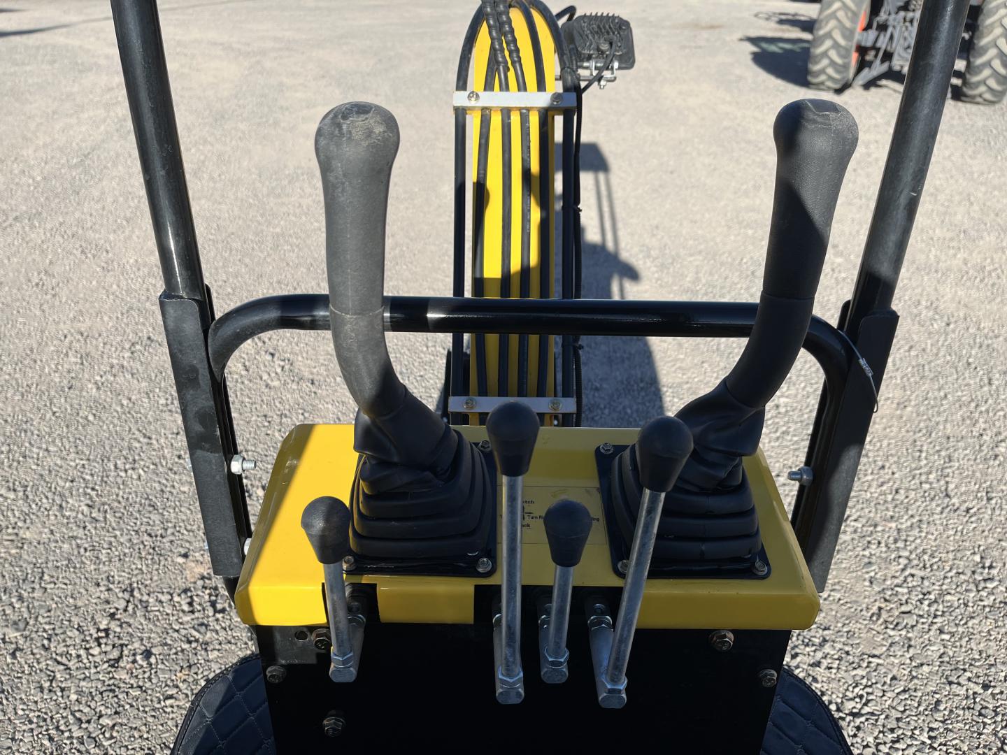 ./imagenes/INVOICE/2019/17383/MINIEXCAVADORA AGROTK QH12 (18).JPG